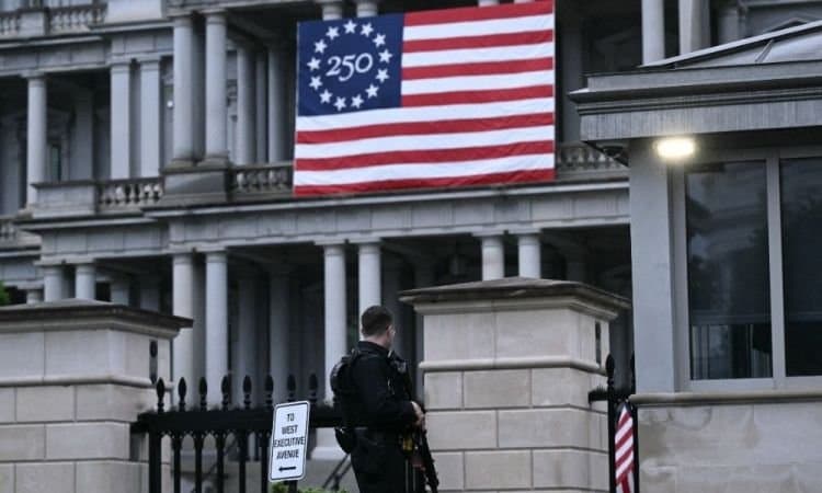 Service Secret and FBI isolate White House after sounds of gunfire